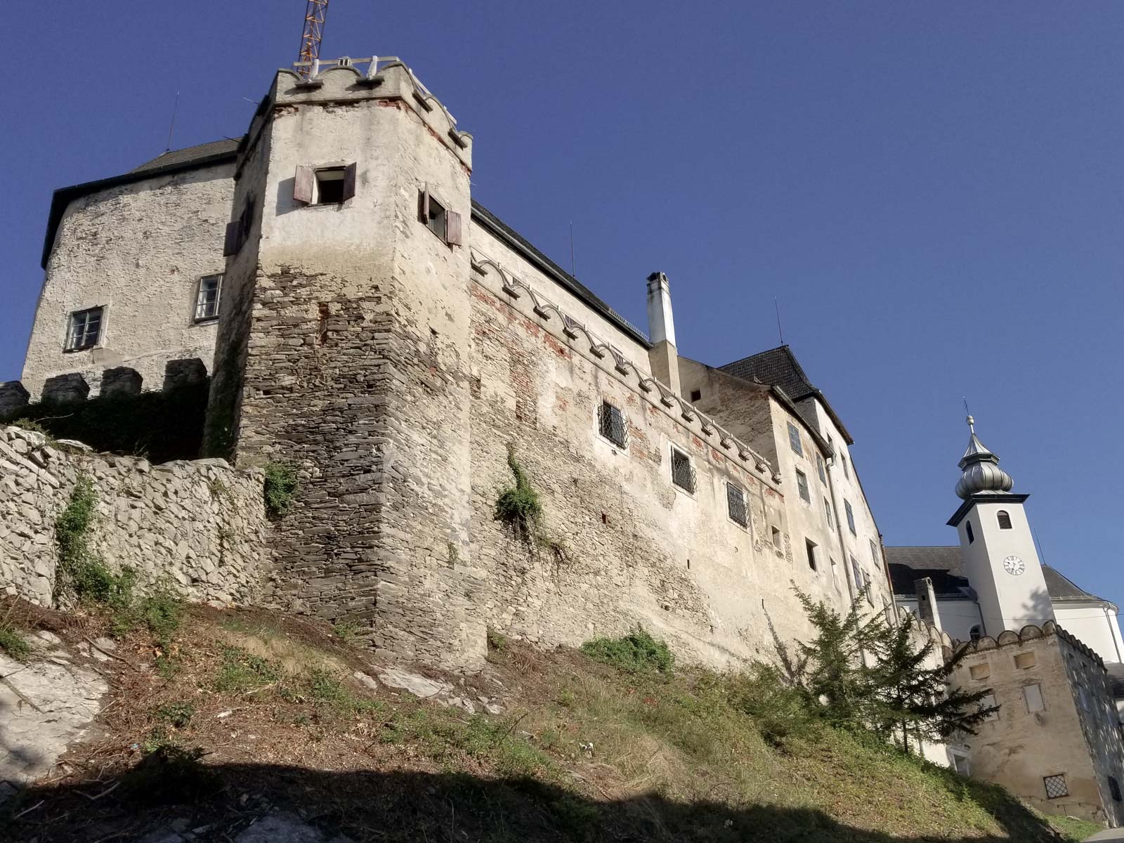 1800px_Albrechtsberg Turm vor der Kons-Rest