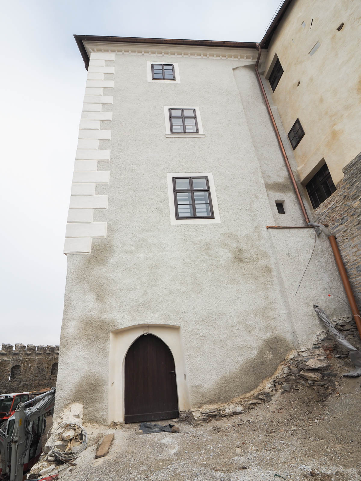 1800px_Albrechtsberg Westtrakt Südseite nach Kons-Rest mit rekonstruierten Eckquadern