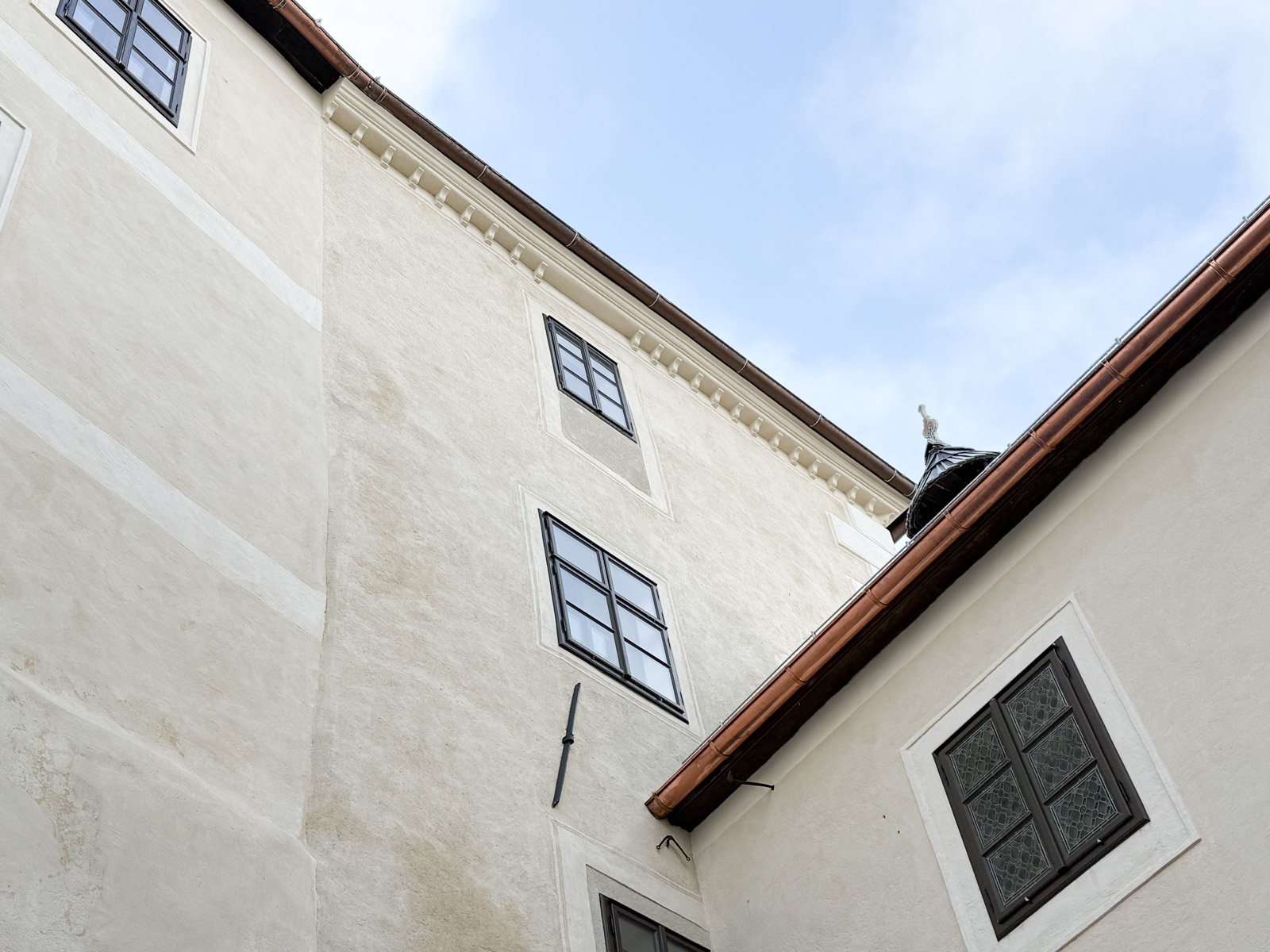 1800px_Endaufnahme_rekonstruiertes Gesims auf der Sichtachse