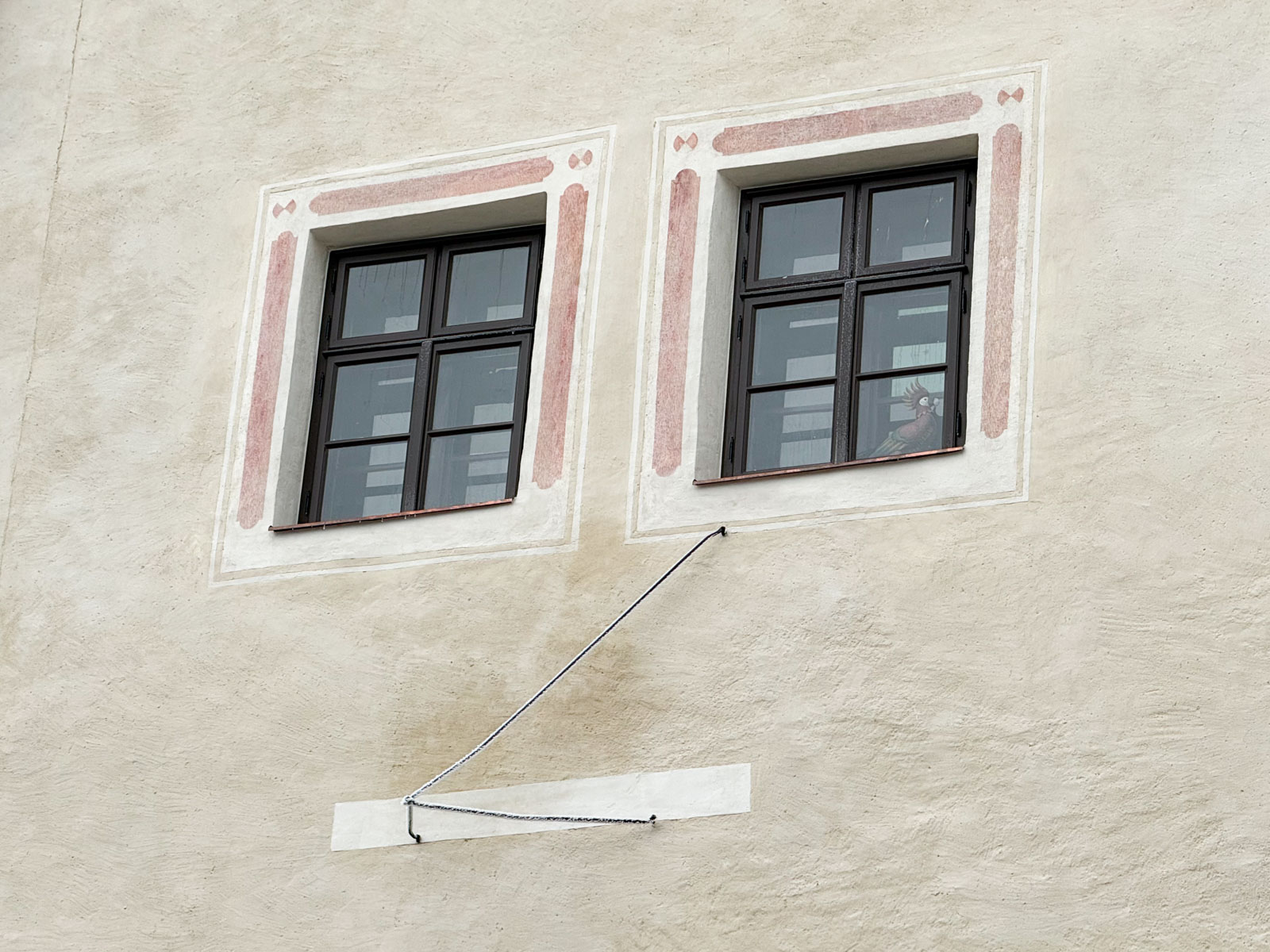 Retuschierte Fensterrahmen am Osttrakt