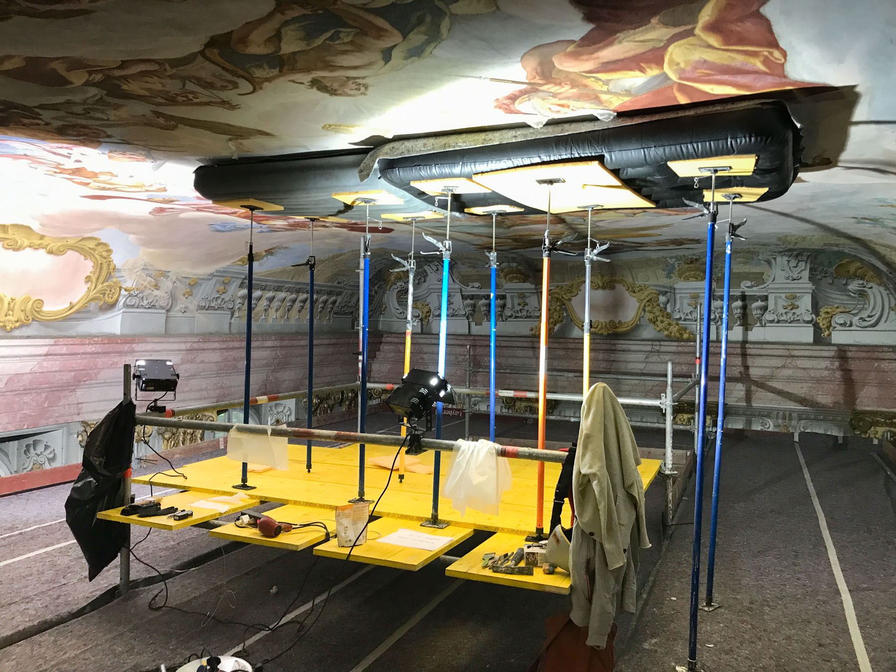 Temporäre Sicherung einer großen Hohllage im Zentrum des Deckenfreskos