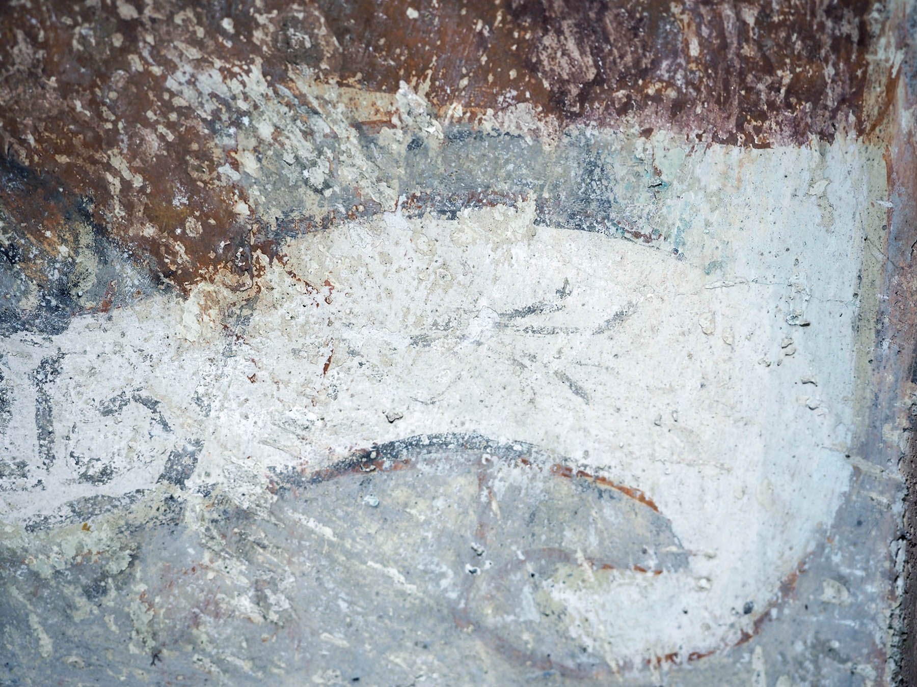 Detail von schwarzen Resten, eventuell Ranken im Schriftband des Johannes (Adler)