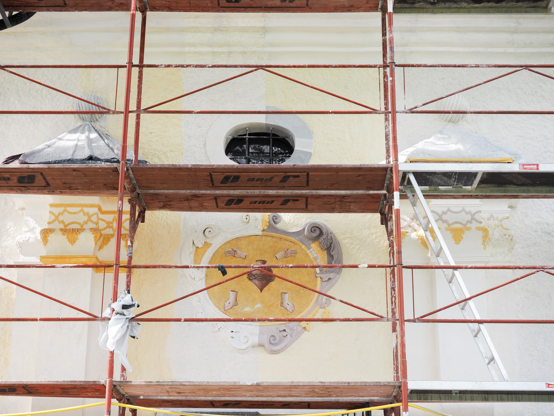 Farbmuster an der Ostfassade zur Abstimmung aller Projektbeteiligten während Kons-Rest